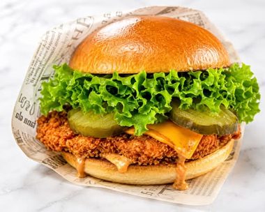Crispy Chicken: krokante kipburger met cheddar, augurk en sla