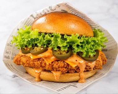 Spicy Crispy Chicken: krokante kipburger met cheddar, jalapeño's en chili-mayo