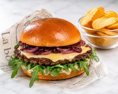 Truffle Star: rundsvleesburger met rucola, Emmentalkaas en gekarameliseerde rode uitjes